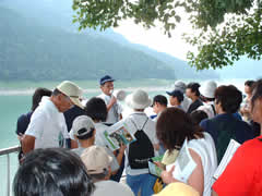写真：下久保ダム湖畔で説明を聞く